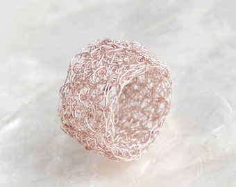 Rosa Ring gehäkelt breiter Ring rosa Drahtring gehäkelt  Bandring breit gehäkelter Drahtschmuck crochet wire jewelry crochet ring