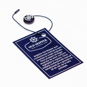 May include: A blue and white tag with the text "Old Skipper for sea lovers" and a nautical wheel logo. The tag reads "Brățările Old Skipper sunt confecţionate manual şi sunt produse și creaţii originale, fiind protejate de legea dreptului de autor conform legislaţiei &icirc;n vigoare. Orice brăţară confecţionată manual beneficiază de o garanţie de 30 de zile, de la data achiziţiei."
