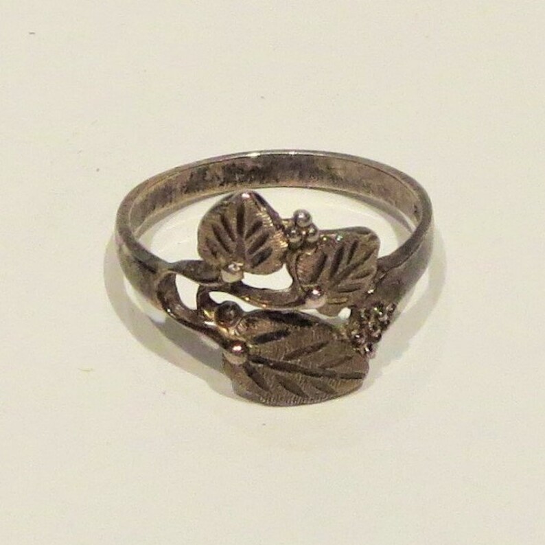 Size 8 Sterling Silver Pebbled Etched Leaf Ring