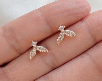 Aretes de cola de ballena en oro de 14 quilates: delicadas joyas de circonitas cúbicas