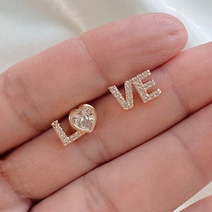 Pendientes de sementales de amor de diamantes de oro de 14K - aretes delicados - pendientes te amo - aretes de media carta de amor - joyería de amistad