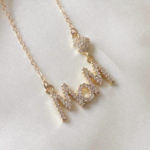 Collar de oro de 14 quilates para mamá, regalo para el Día de la Madre, regalo para mamá y esposa, regalo perfecto para mamá, regalo para nueva mamá, collar pavé para mamá, collar con letras para mamá