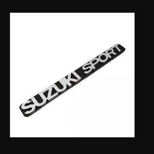 Op de afbeelding: Zwart en zilver "SUZUKI SPORT" embleem.