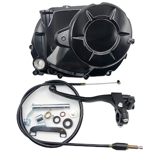 以下が含まれることがあります： 黒いオートバイのクラッチカバー、ケーブル、レバー付き。クラッチカバーの中央には円形の開口部があります。レバーは黒いハンドルと銀色のレバーアームが付いています。ケーブルは黒で、銀色の端が付いています。