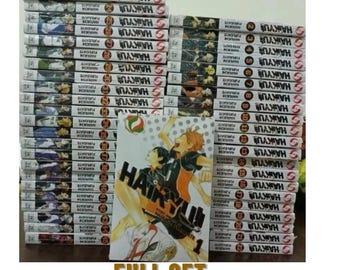 Puede incluir: Una colección de volúmenes de manga, con el título "Haikyu!!" en negrita. Las portadas muestran ilustraciones vibrantes de personajes de anime. La frase "FULL SET" está en la parte inferior. Las lomos son blancos con el título y los números de volumen.