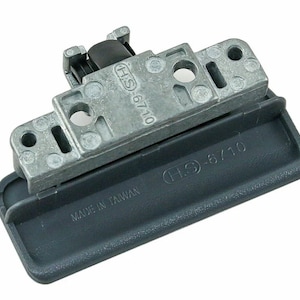 Può includere: Una maniglia per porta in plastica grigia con un chiavistello in metallo argentato. La maniglia ha la scritta "HS-6710" e "MADE IN TAIWAN" stampata su di essa.