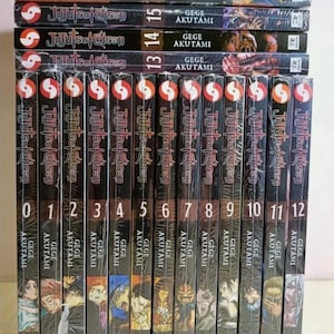 Puede incluir: Una pila de volúmenes de manga Jujutsu Kaisen, con lomos negros y detalles rojos y blancos. El título de la serie se muestra de forma destacada, con el nombre del autor, Gege Akutami, debajo. Se ven los volúmenes del 0 al 17, con ilustraciones de personajes.
