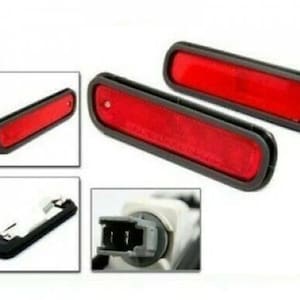 Op de afbeelding: Twee rode rechthoekige achterlichten voor auto's met zwarte behuizingen. De lichten zijn nieuw en ongebruikt.