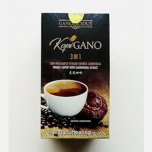 Könnte beinhalten: Eine Schachtel Kopi Gano 3 in 1 Kaffeemischung mit Ganoderma-Extrakt. Die Schachtel zeigt eine Tasse Kaffee und einen roten Pilz. Der Text auf der Schachtel lautet "Kopi Gano 3 in 1" und "Kaffeemischung mit Ganoderma-Extrakt".