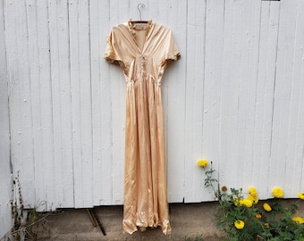 1940s handmade vintage light peach silk night robe with lace detail on collar and cuffs, small