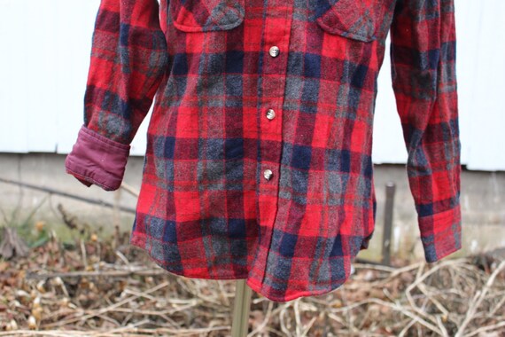 1970s red, blue, and gray wool blend plaid flanne… - image 3