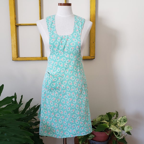 Tablier de bavoir vintage des années 1960 fait à la main, haut halter, vert menthe avec rose et blanc, poche, coton, taille cravate, sur la tête, kitsch, rétro mignon