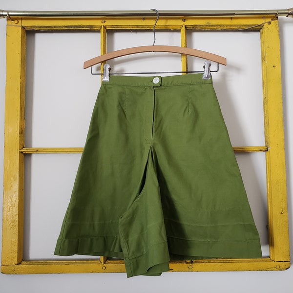 1950s handmade vintage high waist green shorts, wide leg, two pockets, side zipper, small, gaucho shorts, loose leg shorts