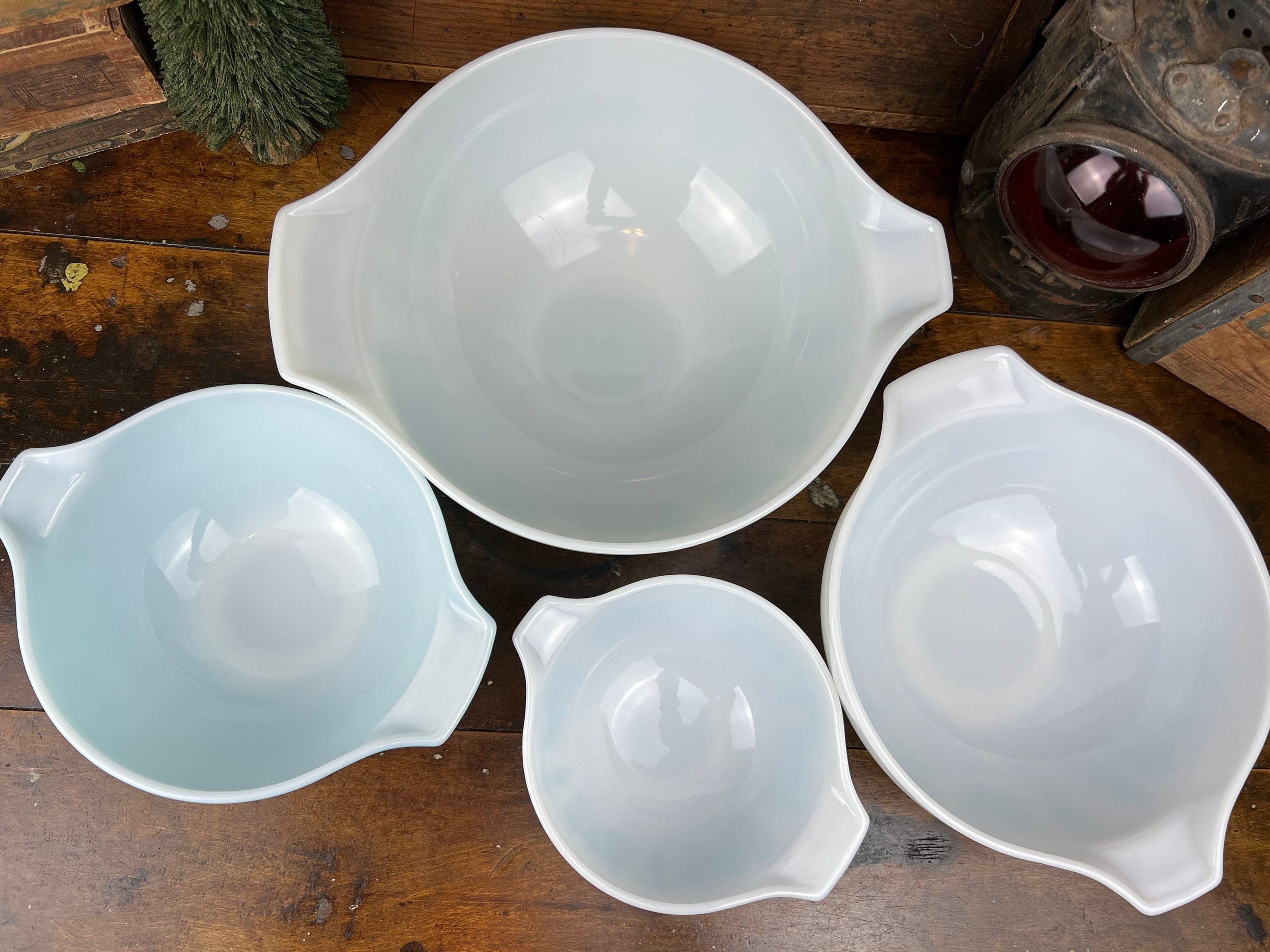 Vintage Pyrex AMISH BUTTERPRINT Cinderella Bowl Set of Four~ White