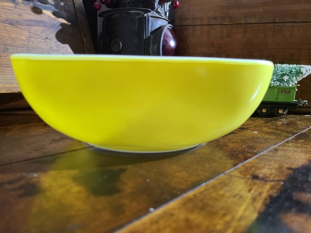 Vintage PYREX Primary YELLOW Hostess Bowl ~ 525 B ~ 2 1/2 Qt