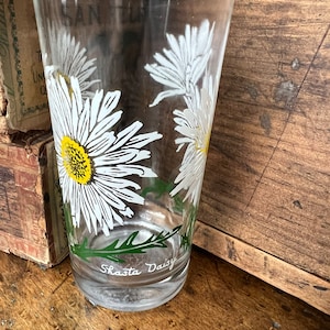Vintage BOSCUL Shasta Daisy Peanut Butter Drinking Glass~Standard Size 5"~ White Flowers Gold Center Green Leaves~Spring Summer Wedding Gift
