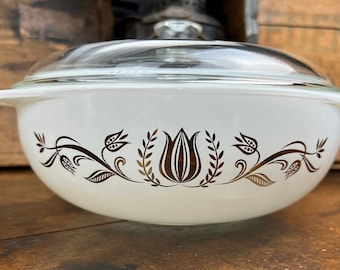 Pyrex Golden Tulip White Round Casserole Dish with Glass Lid 024 Promotional Serving Bowl Vintage Cookware Gift For Mom Retro Vibe