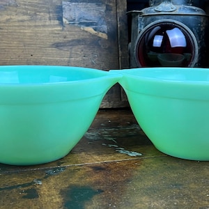 Fire King JADEITE Batter Bowl with Spout & Handle Fire King Green Mixing Bowl Vintage Serve Ware Gift For Mom For Wedding Retro 50&#39;s Vibe