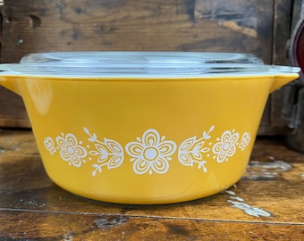 Pyrex BUTTERFLY Gold Round Casserole Dish with Glass Lid 475B 2.5 Qt Tan Floral Ovenware Vintage Cookware Serve Ware Gift For Mom Retro Vibe