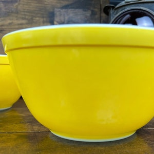 Pyrex YELLOW Mixing Bowls 401 and 402 Size, Two Nesting Batter Bowls Vintage Cookware Serve Ware Gift For Mom For Wedding Retro Summer Vibe