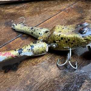 antique fishing lures frogs DOVER, NEW JERSEY F.S. BURROUGHS & COMPANY CROAKER FROG LURE RARE RATTLER Building upon the original Wobbletron Frog Vintage PAW PAW Wotta FROG