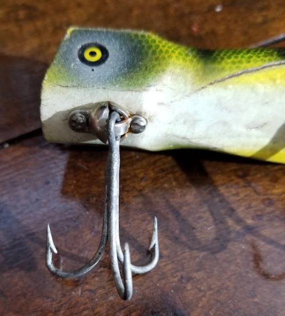 Vintage PFLUEGER WIZARD Wood Fishing Lure Tackle Bait Natural Perch Finish  1930's Outdoors Fisherman Rustic Cabin4700 Series Pressed Eyes 