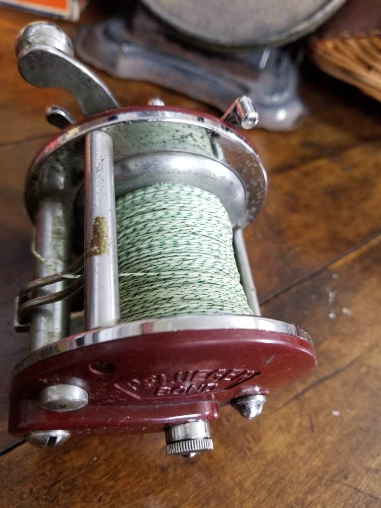 VINTAGE PFLUEGER BOND Model No 2000 Baitcasting Fishing Reel Salt