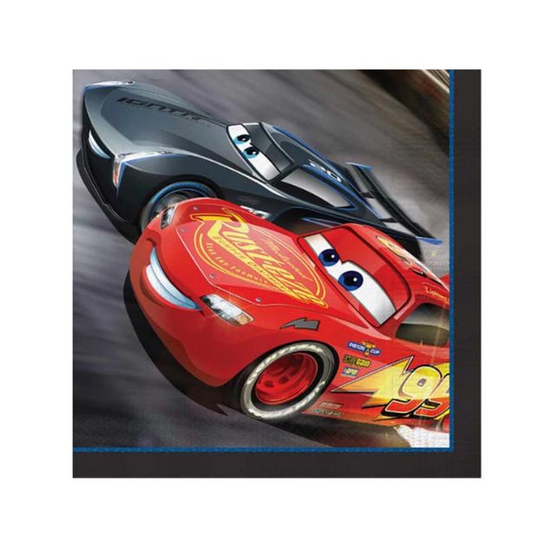 Op de afbeelding: Een vierkante papieren servet met twee geanimeerde raceauto's. Een rode auto met nummer 95 en een zwarte auto racen op een grijze achtergrond. De servet heeft een zwarte rand met een blauwe stippellijn.