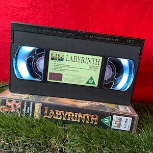Lámpara VHS Laberinto: Luz nocturna de películas retro de los 80