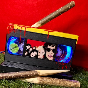 Lámpara VHS de Los Niños Perdidos: Luz nocturna de terror retro de los 80 con estaca