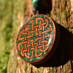 Dara Knot with Malachite - Wood Pendant - Necklace