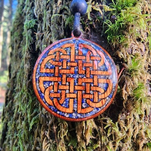 Dara Knot with Lapis Lazuli - Wood Pendant - Necklace