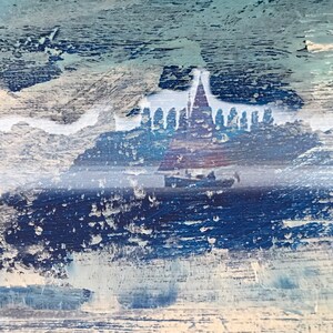 Carta "Navigando attraverso". Dipinto ad olio di un artista raffigurante un mare agitato e blu con una barca a vela.