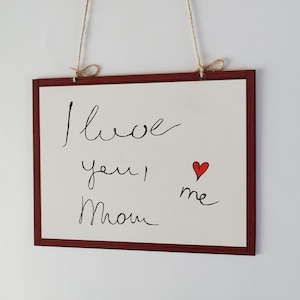 Souvenir manuscrit, mot de famille, assiette en bois avec support, notes manuscrites.