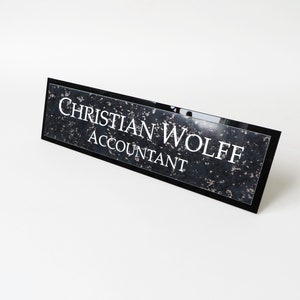 Exekutive Personalisiertes Schreibtisch-Namensschild, individuell graviertes Schreibtischschild, Plakette, Büroschild. Black Granite