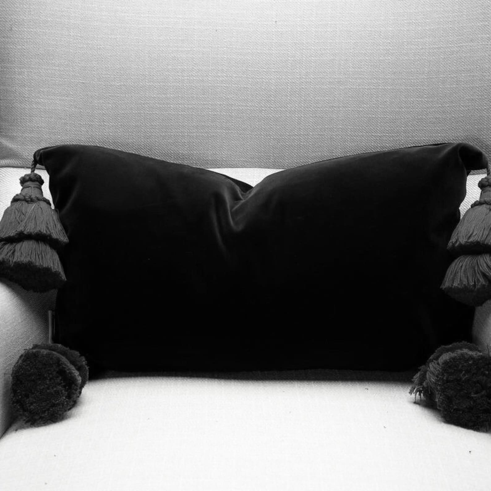 подушки для черного дивана