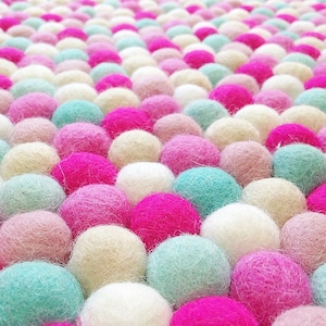 Handgemachte mehrfarbige 2 cm Weihnachtsdekoration Kinderzimmer Bastelbedarf Pom Pom Filz Pom-Poms 100 % Wolle verschiedene Farben Girlandenherstellung