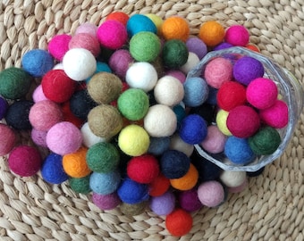 Grosshandel Lot 25 gemischte Weihnachtsdekoration Kinderzimmer Bastelbedarf 2 cm Helle Mischung Pom Pom Filz Pom-Poms Girlande machen Perlen Schmuck Perlen