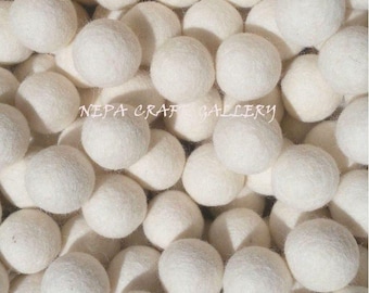 Wählen Sie Ihre Menge 2 cm Weihnachtsdekoration Weiß Filzpom-poms handgemachte 100% Wolle Girlande machen Perlen , kostenloser Versand