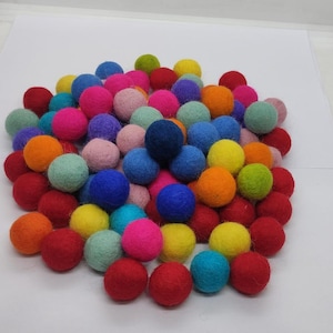 Grosshandel bunte Weihnachtsdekoration Kinderzimmer Bastelbedarf 2 cm Pom Pom Filz Pom-Poms 100 % Wolle Pom Pom Girlande Perlen für Kinder