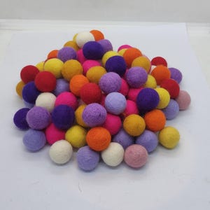 Elf Farbenmix Pom Filzpom-Poms 2 cm Weihnachtsdekoration Kinderzimmer Bastelbedarf handgemacht 100 % Wolle verschiedene Farben Kindergirlandenherstellung