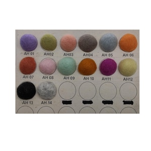 Mélange de 14 pompons assortis en feutre Taille 2 cm Décoration de Noël Fournitures créatives pour chambre d'enfant Guirlande de perles de laine à suspendre