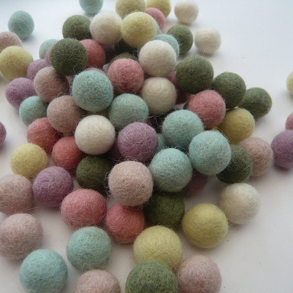 Pompons de couleurs assorties Pompons en feutre Nursery Craft Supplies 2 cm Décoration de Noël fait main 100 % laine différentes couleurs Garland Making Balls