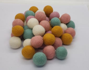 5 verschiedene farblich sortierte Kinderzimmer Bastelbedarf 2 cm Weihnachten Dekoration Pom Pom Filz Pom-Poms Handarbeit 100 % Wolle Girlandenherstellung Perlen
