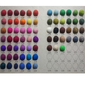 Puede incluir: Carta de colores con 84 pequeñas bolas de fieltro en varios colores. La carta está etiquetada con el código de color CC01 a CC84.