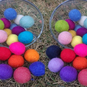Helle Farbe Pom Pom Filz Pom-Poms Größe 2 cm Weihnachtsdekoration Kinderzimmer Bastelbedarf handgefertigt 100 % Wolle verschiedene Farben Girlandenherstellung