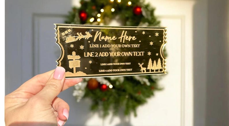 Pode incluir: Bilhete de Natal em acr&iacute;lico dourado com um design de rena e &aacute;rvores. O bilhete tem o texto "Name Here" e "LINE 1 ADD YOUR OWN TEXT" e "LINE 2 ADD YOUR OWN TEXT".