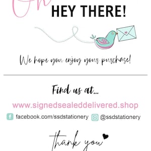 Pode incluir: Um cart&atilde;o de agradecimento com um lindo p&aacute;ssaro de desenho animado carregando um envelope rosa. O cart&atilde;o diz "Oh Hey There! We hope you enjoy your purchase! Find us at... www.signedsealeddelivered.shop facebook.com/ssdstationery @ssdstationery Thank you SO MUCH FOR YOUR ORDER"