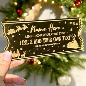 Pode incluir: Um bilhete de Natal dourado com o texto "Name Here", "LINE 1 ADD YOUR OWN TEXT", "LINE 2 ADD YOUR OWN TEXT" e "LINE 3 ADD YOUR OWN TEXT". O bilhete apresenta uma pequena ilustra&ccedil;&atilde;o do Papai Noel em um tren&oacute; com renas e um trem.