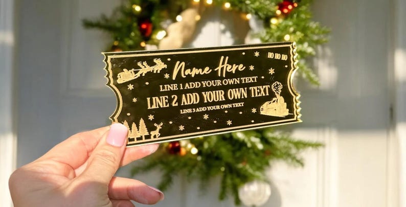 Pode incluir: Um bilhete de Natal dourado com o texto "Name Here", "LINE 1 ADD YOUR OWN TEXT", "LINE 2 ADD YOUR OWN TEXT" e "LINE 3 ADD YOUR OWN TEXT". O bilhete apresenta uma pequena ilustra&ccedil;&atilde;o do Papai Noel em um tren&oacute; com renas e um trem.